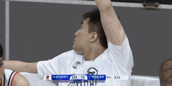 9中0大家依然爱你！郭艾伦在替补席挥手回应球迷